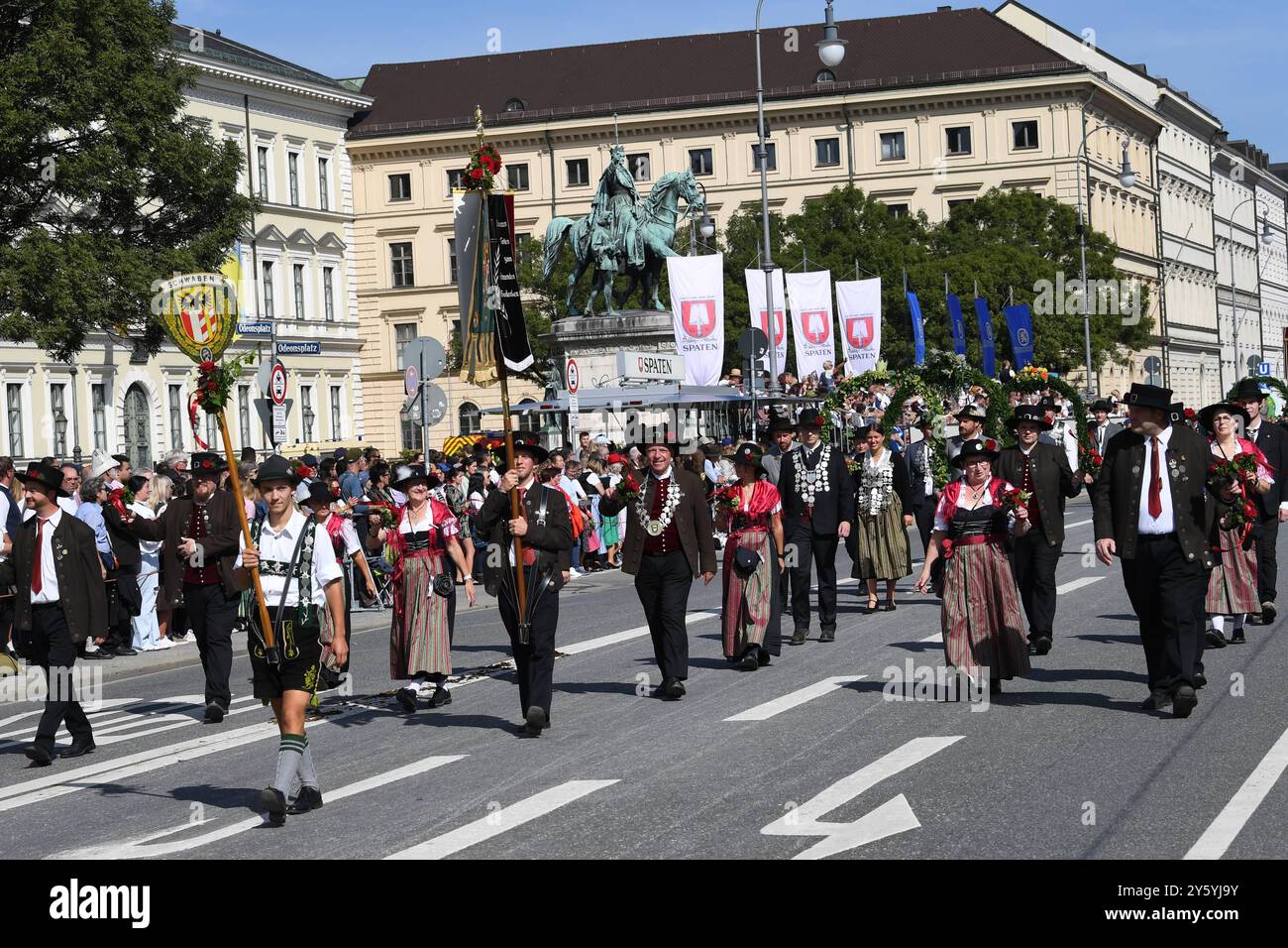 Oktoberfest - Schützenbezirk Schwaben beim Trachten- und Schützenzug anläßlich des 189. Oktoberfestes am 22.09.2024 in München, Deutschland, Oberbayern München Odeonsplatz & Theresienwiese Oberbayern Deutschland *** Oktoberfest Schützenbezirk Schwaben im Trachten und Schützenzug anlässlich des Oktoberfestes 189 am 22 09 2024 in München, Deutschland, Oberbayern München Odeonsplatz Theresienwiese Oberbayern Deutschland Stockfoto