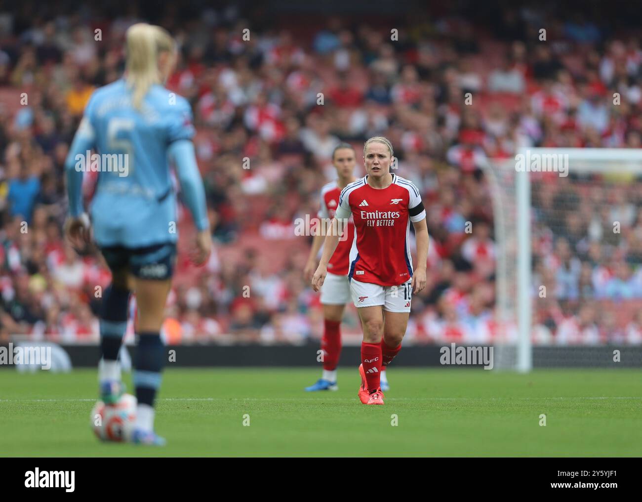 Arsenal Captain Kim Little hat Alex Greenwood beim Spiel der Barclays FA Women's Super League zwischen Arsenal und Manchester City im Emirates Stadium, London, am Sonntag, den 22. September 2024, beobachtet. (Foto: Jade Cahalan | MI News) Credit: MI News & Sport /Alamy Live News Stockfoto