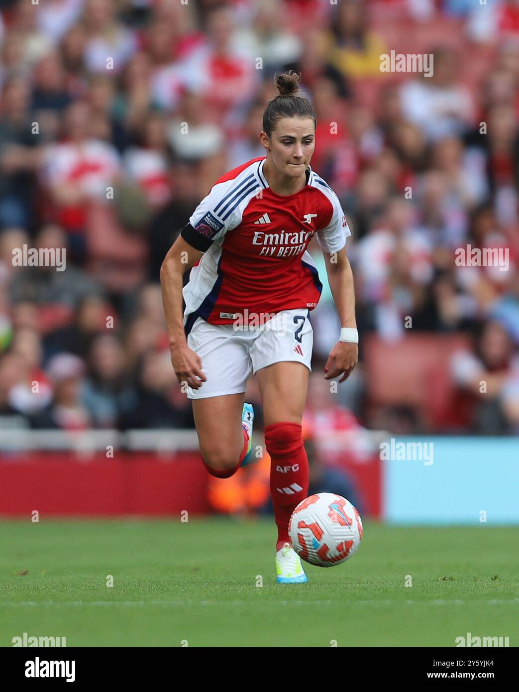 Emily Fox lief mit dem Ball beim Spiel der Barclays FA Women's Super League zwischen Arsenal und Manchester City im Emirates Stadium, London am Sonntag, den 22. September 2024. (Foto: Jade Cahalan | MI News) Credit: MI News & Sport /Alamy Live News Stockfoto