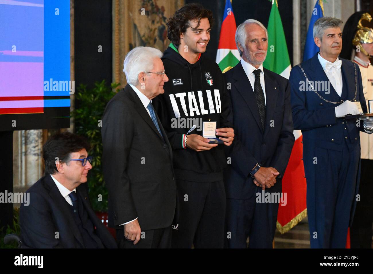 Nachrichten - die Rückkehrfeier der italienischen Athleten, die von den Pariser 2024 Olympischen und Paralympischen Spielen in Quirinale am 23. September 2024 in Rom zurückkehrten, Sergio Mattarella und Thomas Ceccon, während der Rückkehrfeier der italienischen Athleten, die von den Olympischen und Paralympischen Spielen 2024 in Paris zurückkehrten. Rom Palazzo del Quirinale Italien Copyright: XDomenicoxCippitellix/xLiveMediax LPN 1535396 Stockfoto