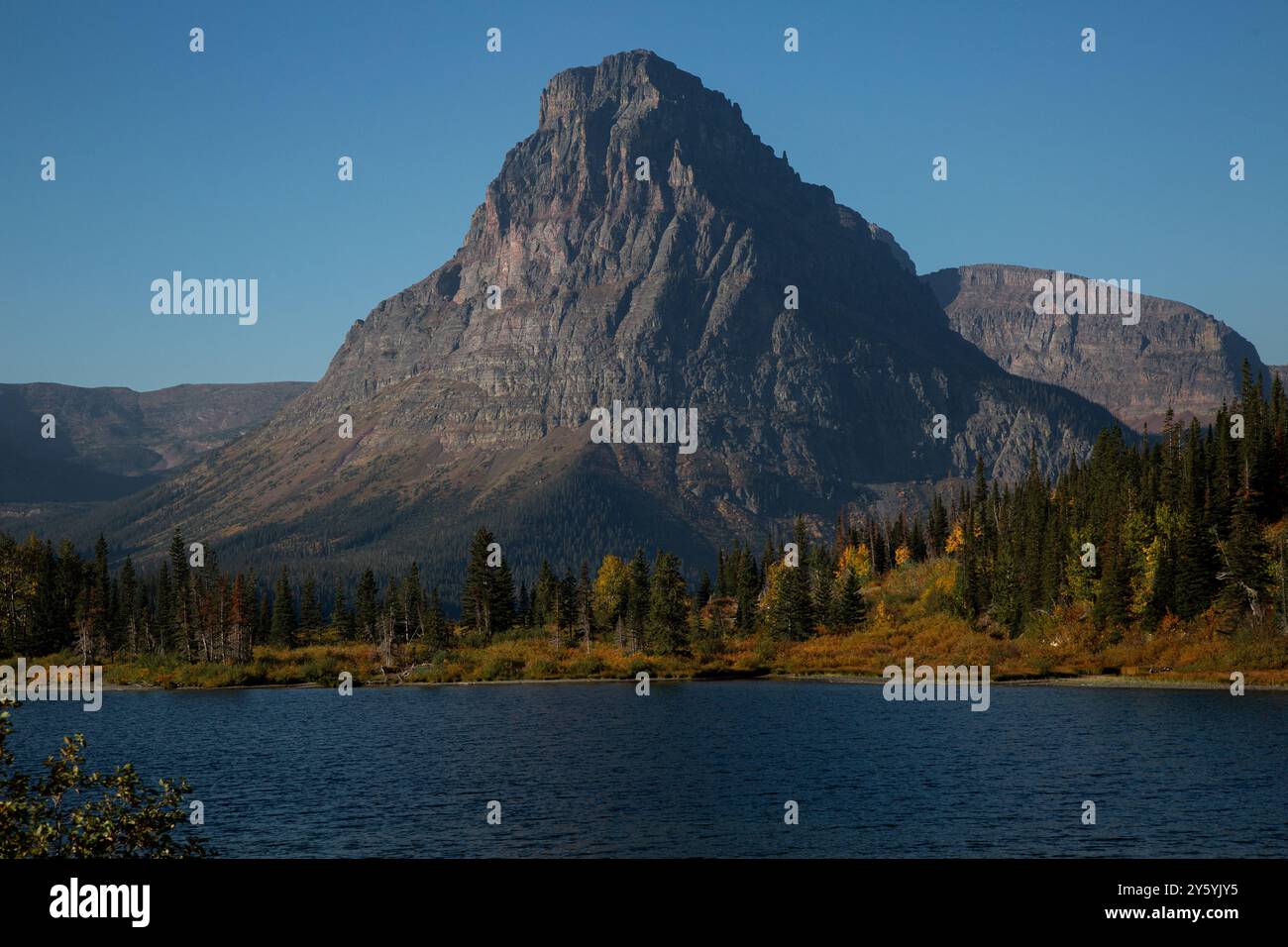 Sinopah (Kit Fox in Blackfeet Sprache) Berg über dem Pray Lake. Blackfeet wurden 1895 unter Druck gesetzt, um das Gebiet abzutreten, das zum Glacier National Park, MT, wurde. Stockfoto