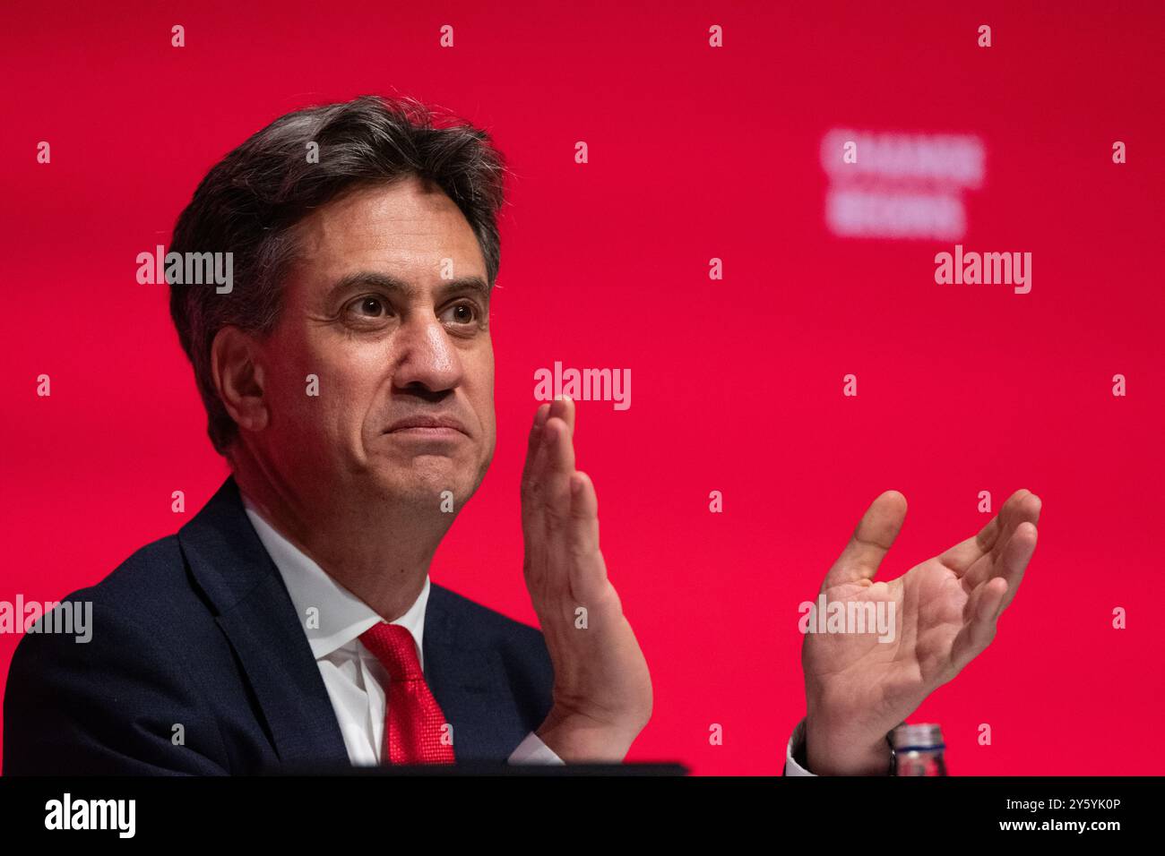 Liverpool, Großbritannien. September 2024. Ed Miliband, Staatssekretär für Energiesicherheit und Netz Null, Rede am zweiten Tag der Labour Party-Konferenz 2024 in Liverpool im Vereinigten Königreich. Bild: Garyroberts/worldwidefeatures.com Credit: GaryRobertsphotography/Alamy Live News Stockfoto