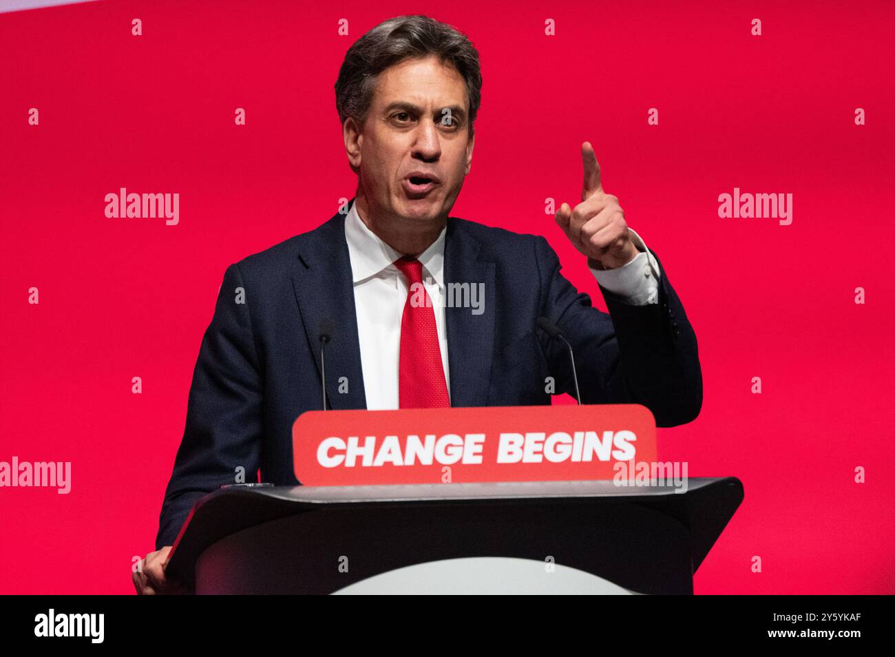 Liverpool, Großbritannien. September 2024. Ed Miliband, Staatssekretär für Energiesicherheit und Netz Null, Rede am zweiten Tag der Labour Party-Konferenz 2024 in Liverpool im Vereinigten Königreich. Bild: Garyroberts/worldwidefeatures.com Credit: GaryRobertsphotography/Alamy Live News Stockfoto