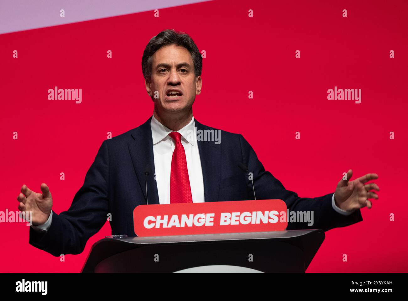Liverpool, Großbritannien. September 2024. Ed Miliband, Staatssekretär für Energiesicherheit und Netz Null, Rede am zweiten Tag der Labour Party-Konferenz 2024 in Liverpool im Vereinigten Königreich. Bild: Garyroberts/worldwidefeatures.com Credit: GaryRobertsphotography/Alamy Live News Stockfoto
