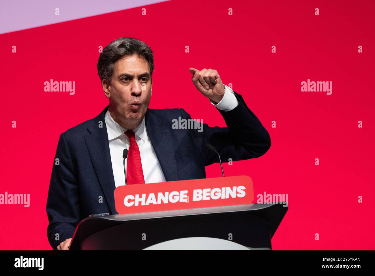 Liverpool, Großbritannien. September 2024. Ed Miliband, Staatssekretär für Energiesicherheit und Netz Null, Rede am zweiten Tag der Labour Party-Konferenz 2024 in Liverpool im Vereinigten Königreich. Bild: Garyroberts/worldwidefeatures.com Credit: GaryRobertsphotography/Alamy Live News Stockfoto