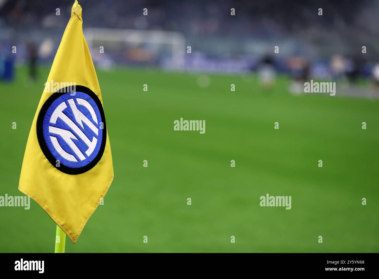 Mailand, Italien. September 2024. Eine Eckfahne mit dem Logo des FC Internazionale ist vor dem Spiel der Serie A zwischen dem FC Internazionale und dem AC Milan am 22. September 2024 im Stadio Giuseppe Meazza in Mailand zu sehen. Quelle: Marco Canoniero/Alamy Live News Stockfoto