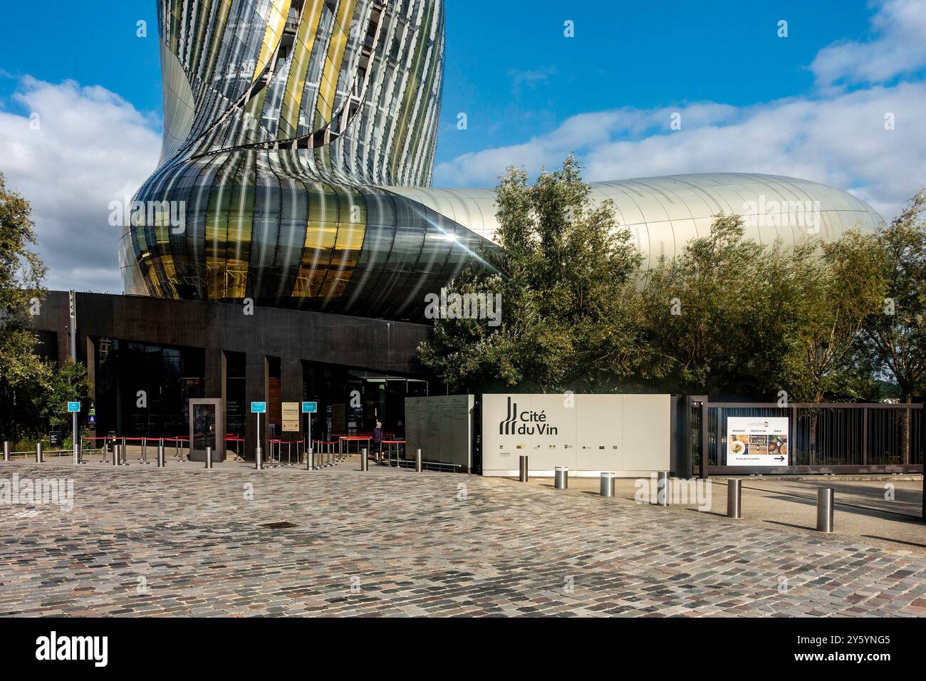 Der Eingang zur Cité du Vin in Bordeaux, Frankreich, mit moderner Architektur und der Geschichte des Weins. Stockfoto