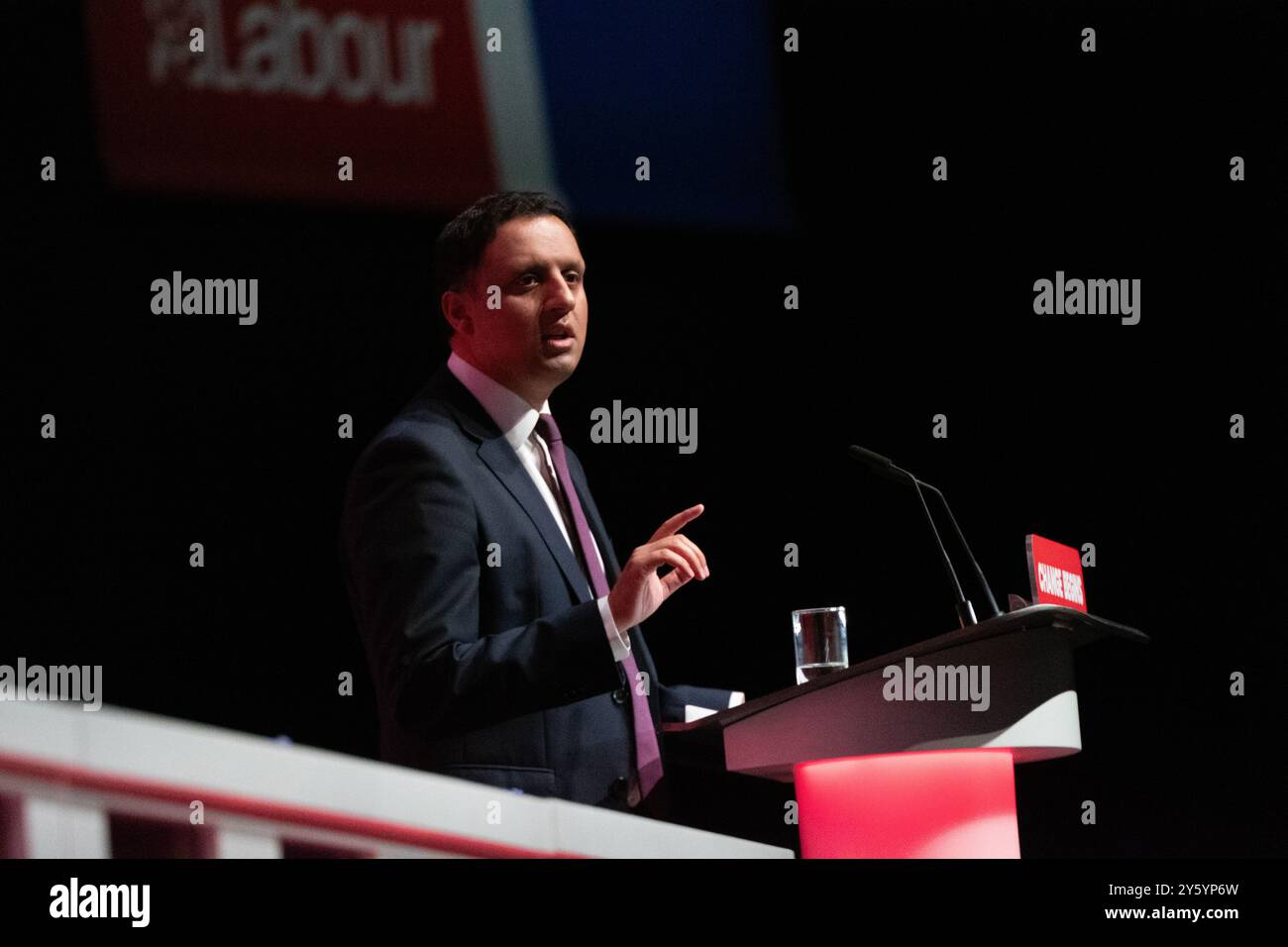 Liverpool, Großbritannien. September 2024. Anas Sarwar, Vorsitzender der Scottish Labour Party, Mitglied des Scottish Parliament (MSP) für die Region Glasgow, Mitglied des Parlaments (MP) für Glasgow Central, Rede auf der Labour-Konferenz. Bild: Garyroberts/worldwidefeatures.com Credit: GaryRobertsphotography/Alamy Live News Stockfoto