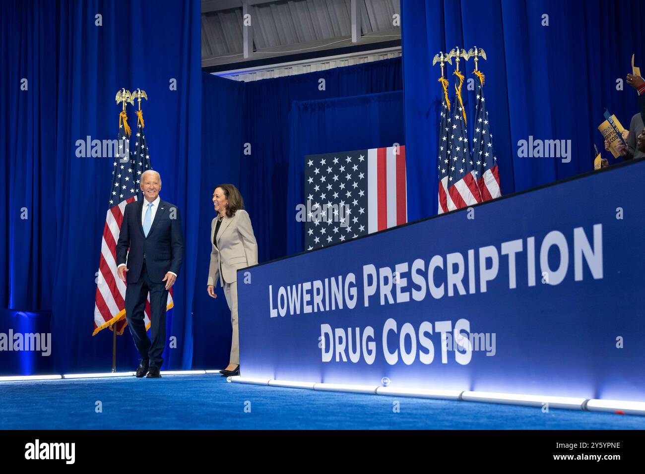 LARGO, MARYLAND, USA - 15. August 2024 - US-Präsident Joe Biden und Vizepräsidentin Kamala Harris kommen zu einer Ankündigung von Medicare über die Senkung Stockfoto