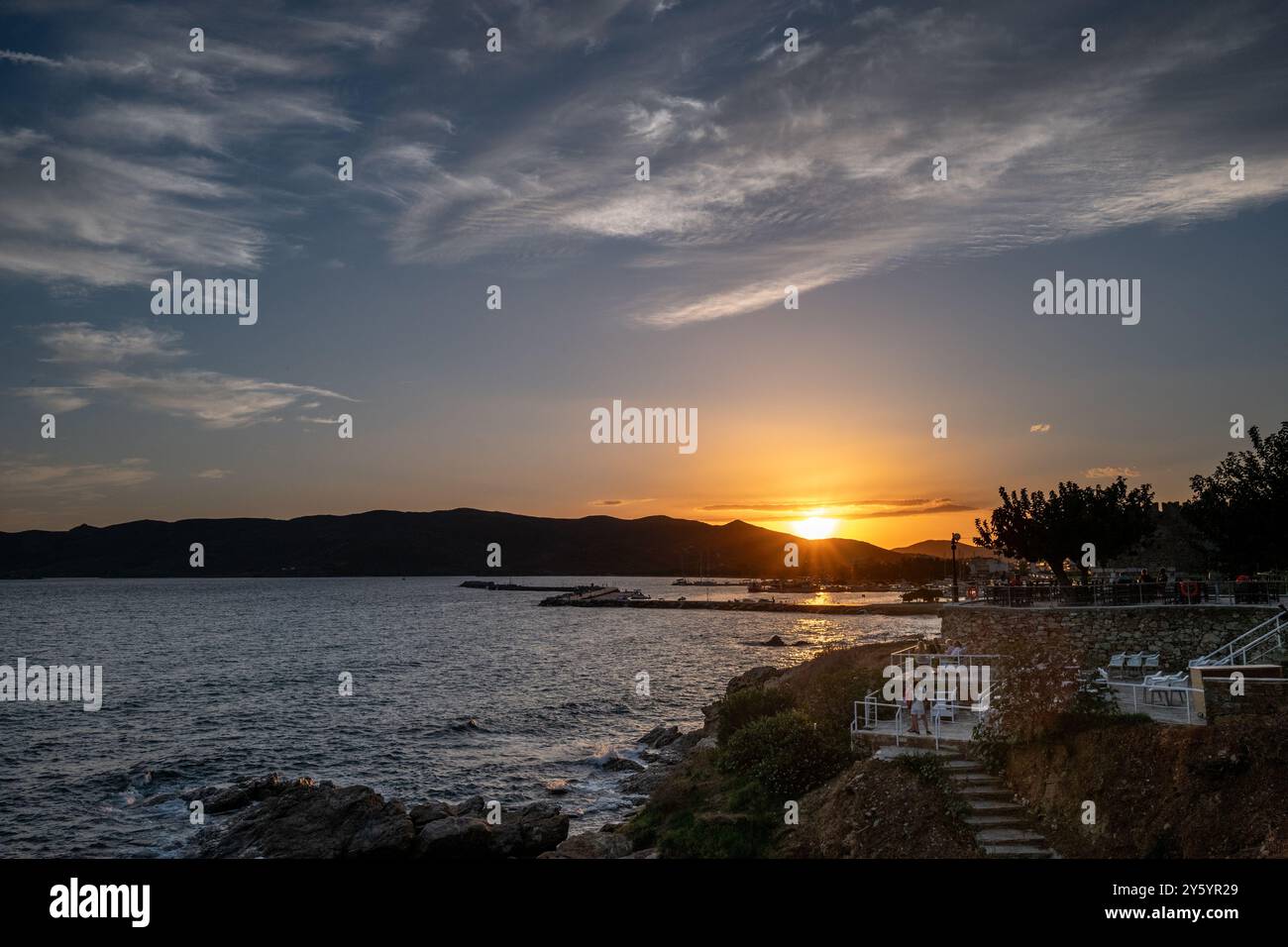 Karystos, 14. September 2024: Sonnenuntergang über dem Hafen Stockfoto