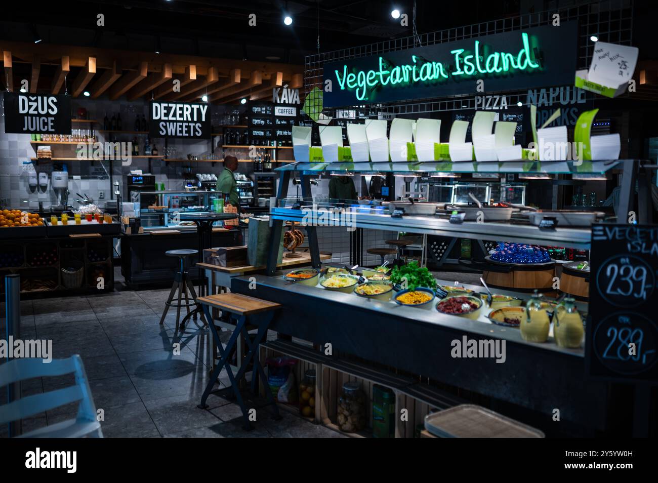 Vegetarische Insel im Prager Flughafenrestaurant Stockfoto