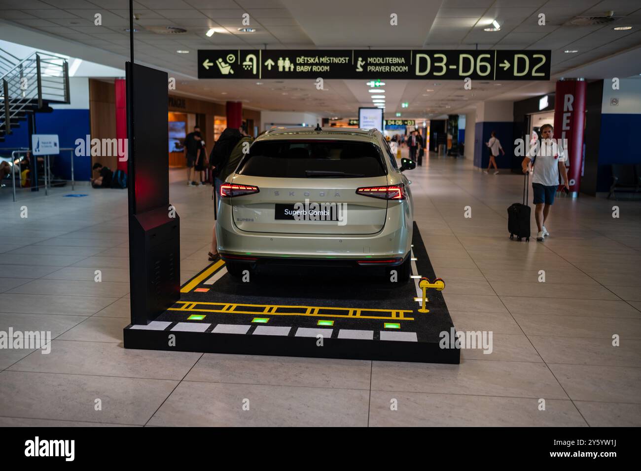 Skoda hervorragender Kombi-Wagen auf dem Prager Flughafen ausgestellt Stockfoto