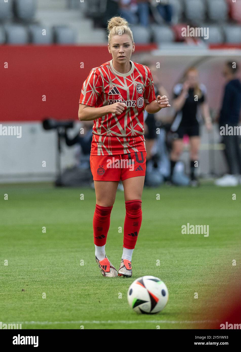 Linda Dallmann (FC Bayern München Frauen, #10) beim Aufwaermen. FC Bayern München Frauen gegen TSG Hoffenheim, Fussball, Google Pixel Frauen-Bundesliga, 3. Spieltag, Saison 2024/2025, 23.09.2024. (DIE DFL-DFB-VORSCHRIFTEN VERBIETEN DIE VERWENDUNG VON FOTOS ALS BILDSEQUENZEN UND/ODER QUASI-VIDEO). Foto: Eibner Pressefoto/Heike Feiner Stockfoto