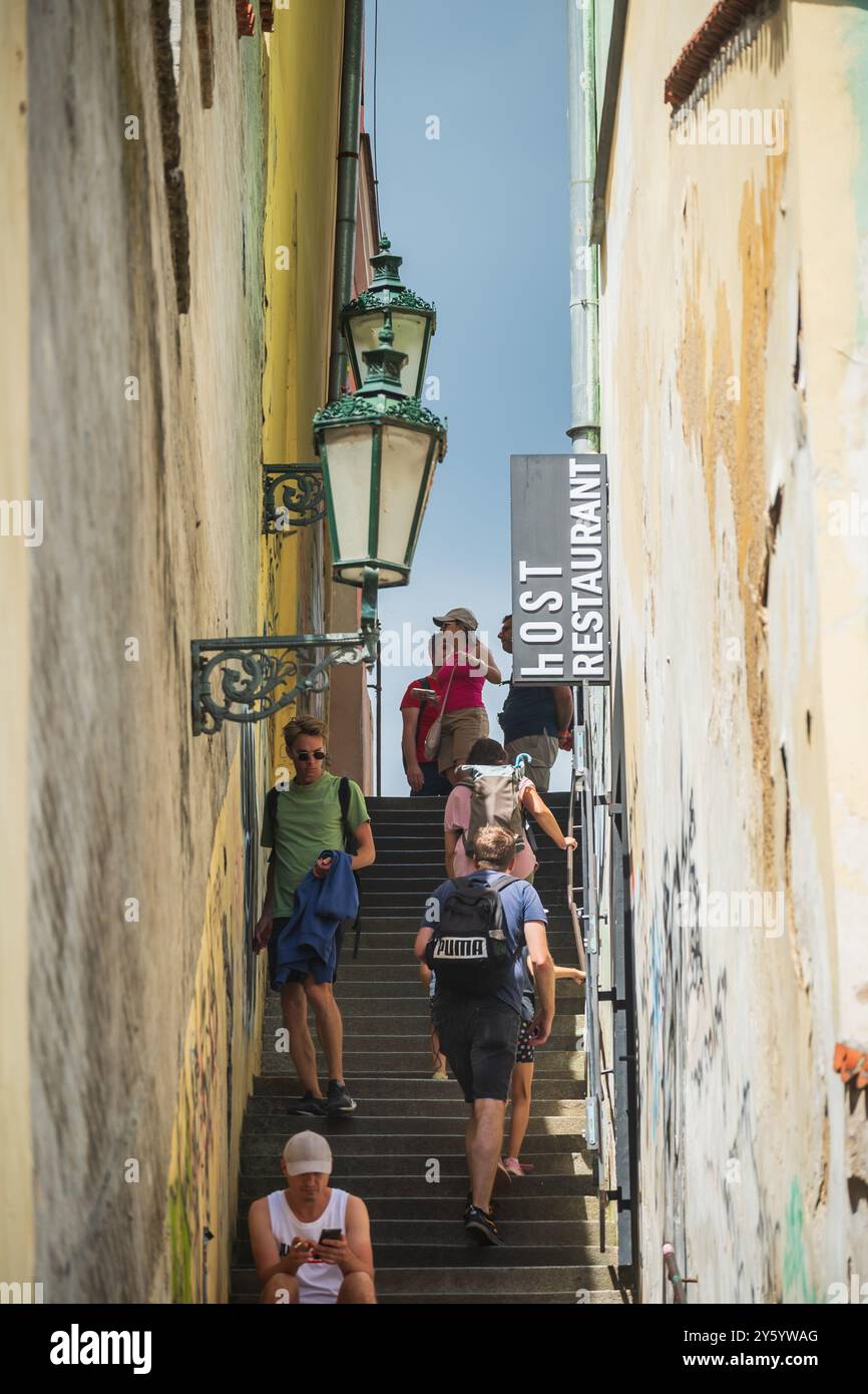 Enge Treppen in Prag Stockfoto