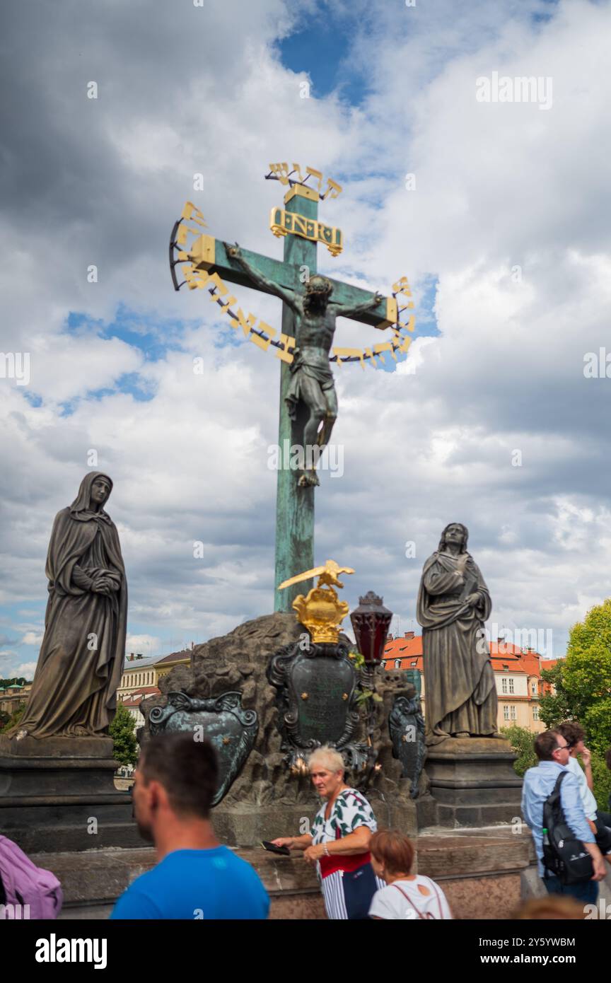 Statue des Heiligen Kreuzes und des Kalvariums auf der Karlsbrücke, Prag Stockfoto