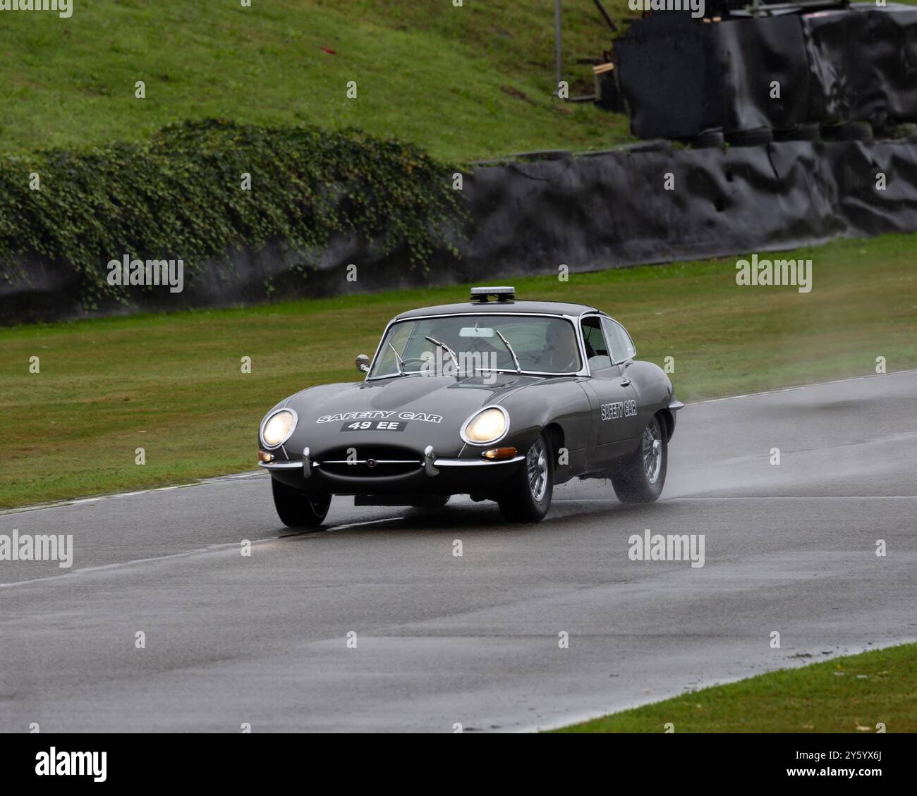 1965 E-Type Jaguar Zulassung 49EE als Safety Car beim Goodwood Revival 2024 Stockfoto