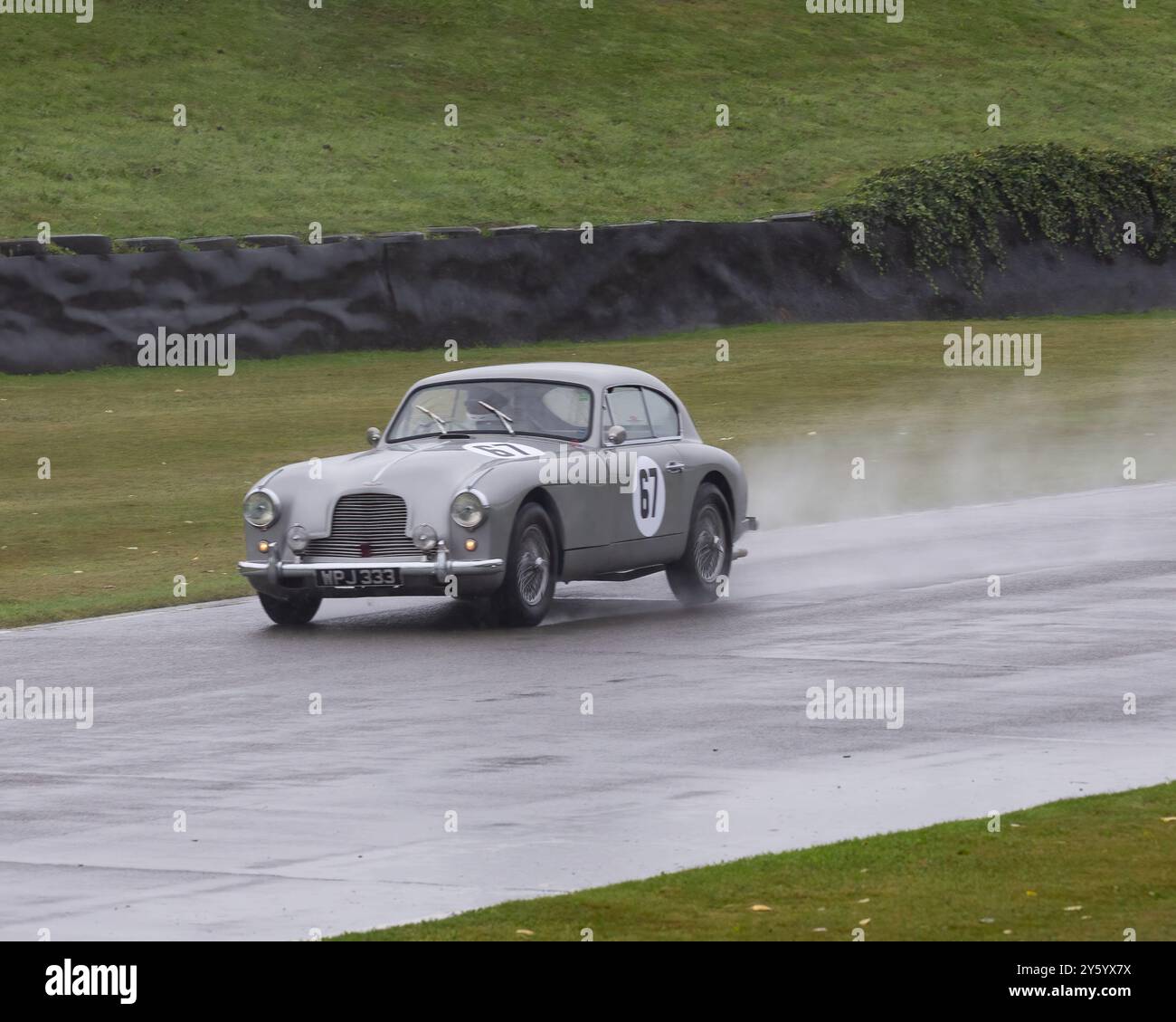 Aston Martin DB2/4 Registrierung WPJ333 im Regen und Spray beim Goodwood Revival 2024 Stockfoto