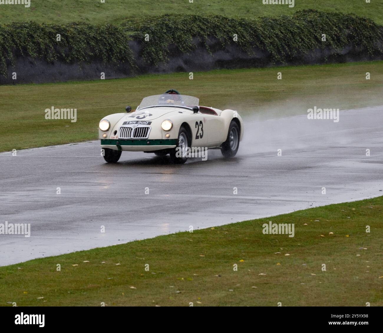 1959 MG Eine Twin Cam Registrierung TWN900 fährt durch den Regen und sprühen beim Goodwood Revival 2024 Stockfoto