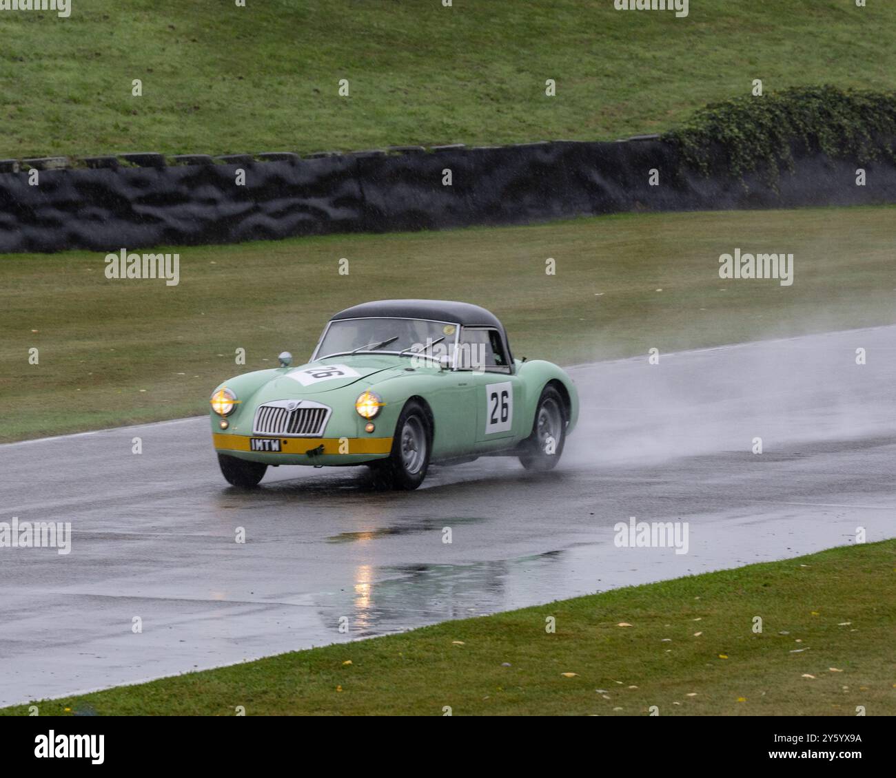 MGA Sportwagen-Zulassung 1 MTW im Regen und Nebel des Goodwood Revival 2024 Stockfoto