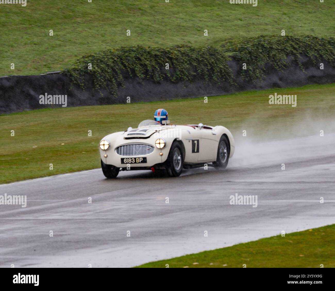 1958 Austin Healey 100/6 Registrierung 6183BP Rennen im Regen beim Goodwood Revival 2024 Stockfoto