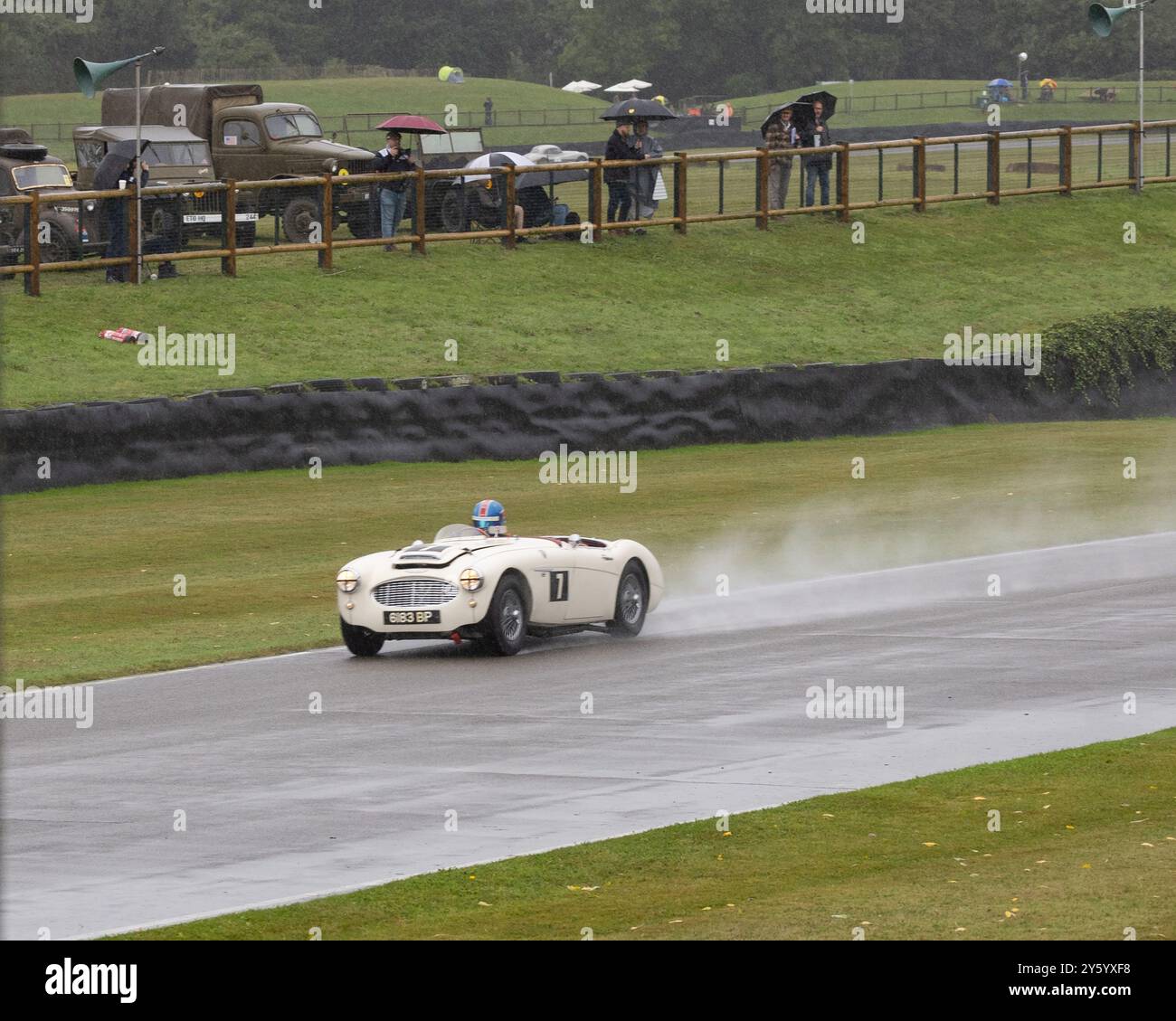 1958 Austin Healey 100/6 Registrierung 6183BP Rennen im Regen beim Goodwood Revival 2024 Stockfoto