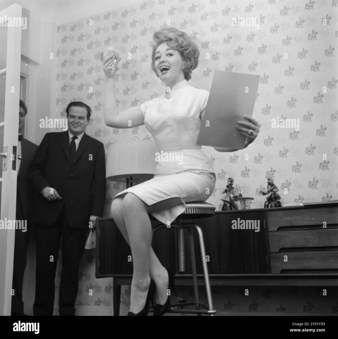 MARION RYAN TRINKT TOAST AUF NEUEN VERTRAG / 11. APRIL 1961 Stockfoto