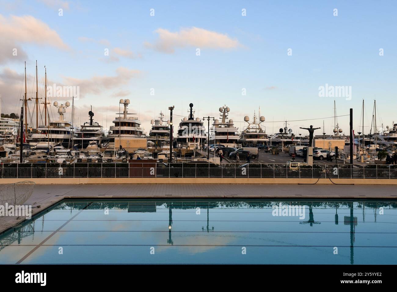 Blick auf den Swimmingpool des Rainier III Nautical Stadions mit Luxusyacht in Port Hercule, Monte Carlo, Fürstentum Monaco Stockfoto