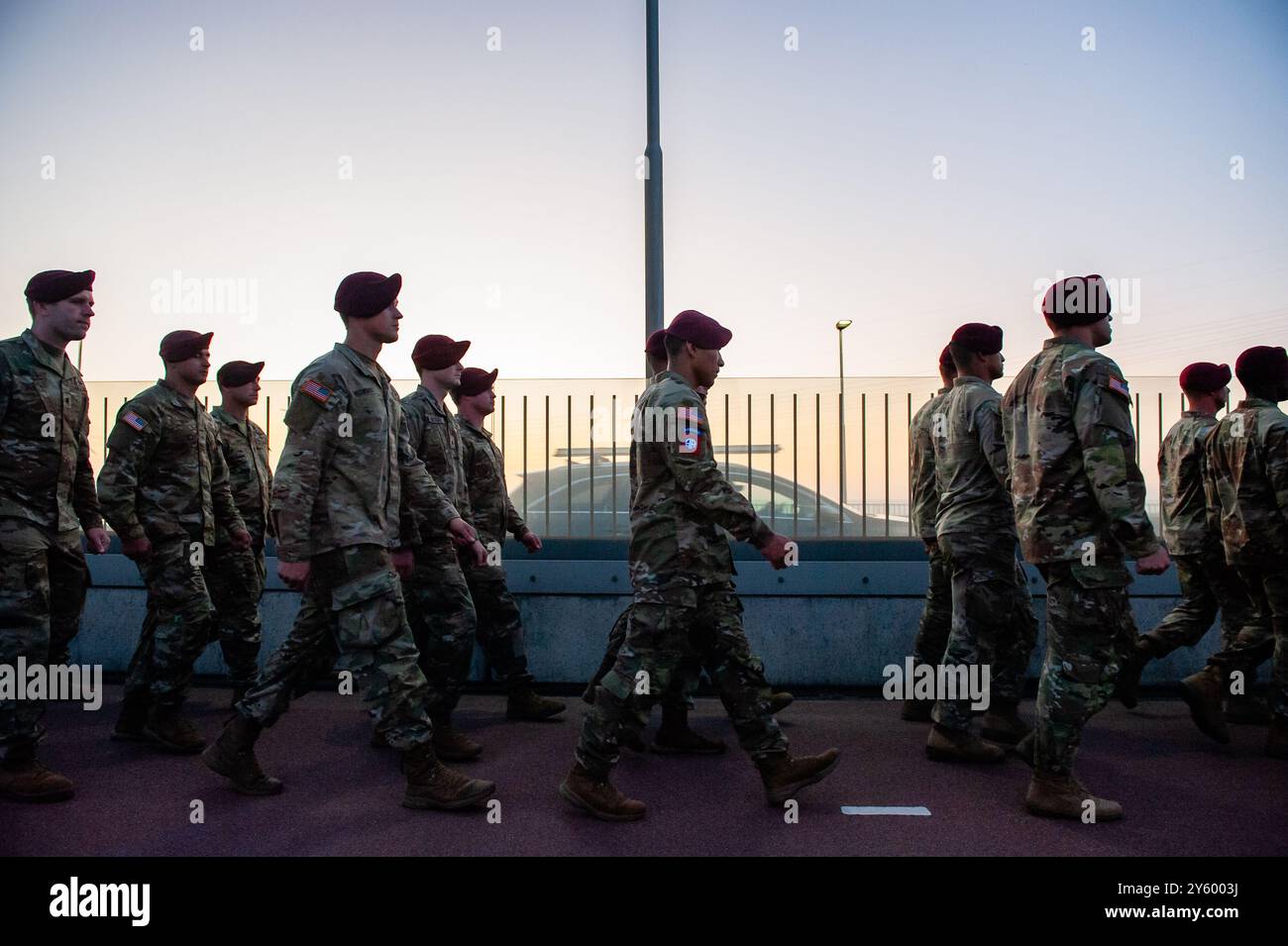 Nijmegen, Niederlande. September 2024. Amerikanische Soldaten der 82. Luftlandedivision marschieren schweigend beim Sunset March. Dieses Jahr, 80 Jahre nach der Operation Market Garden, während des Sunset March, der seit 2014 stattfindet, als Hommage an die alliierten Soldaten, die für die Freiheit der Niederlande kämpften. Auf dem marsch überquerten Tausende von Menschen die Brücke Oversteek, um Helden des Zweiten Weltkriegs zu ehren. (Foto: Ana Fernandez/SOPA Images/SIPA USA) Credit: SIPA USA/Alamy Live News Stockfoto