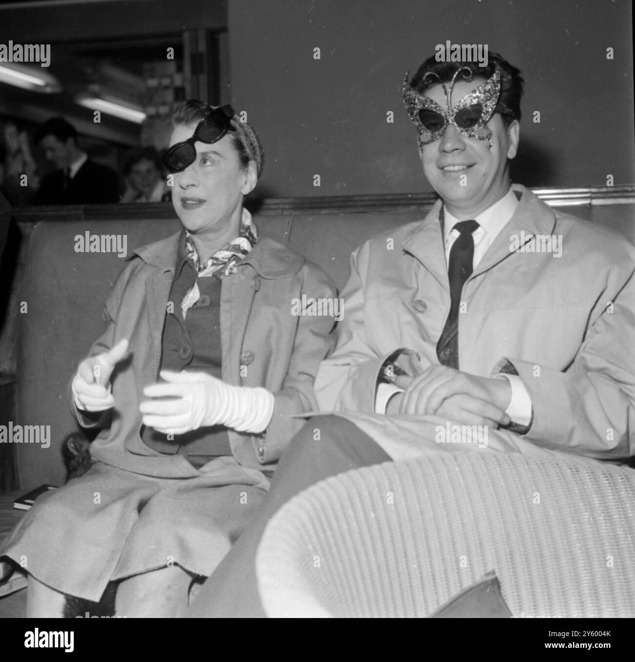 SCHAUSPIELERIN ANTHONY NEWLEY MIT DER SÄNGERIN BEATRICE LILLIE IM LONDONER AIROPRT AM 5. APRIL 1961 Stockfoto