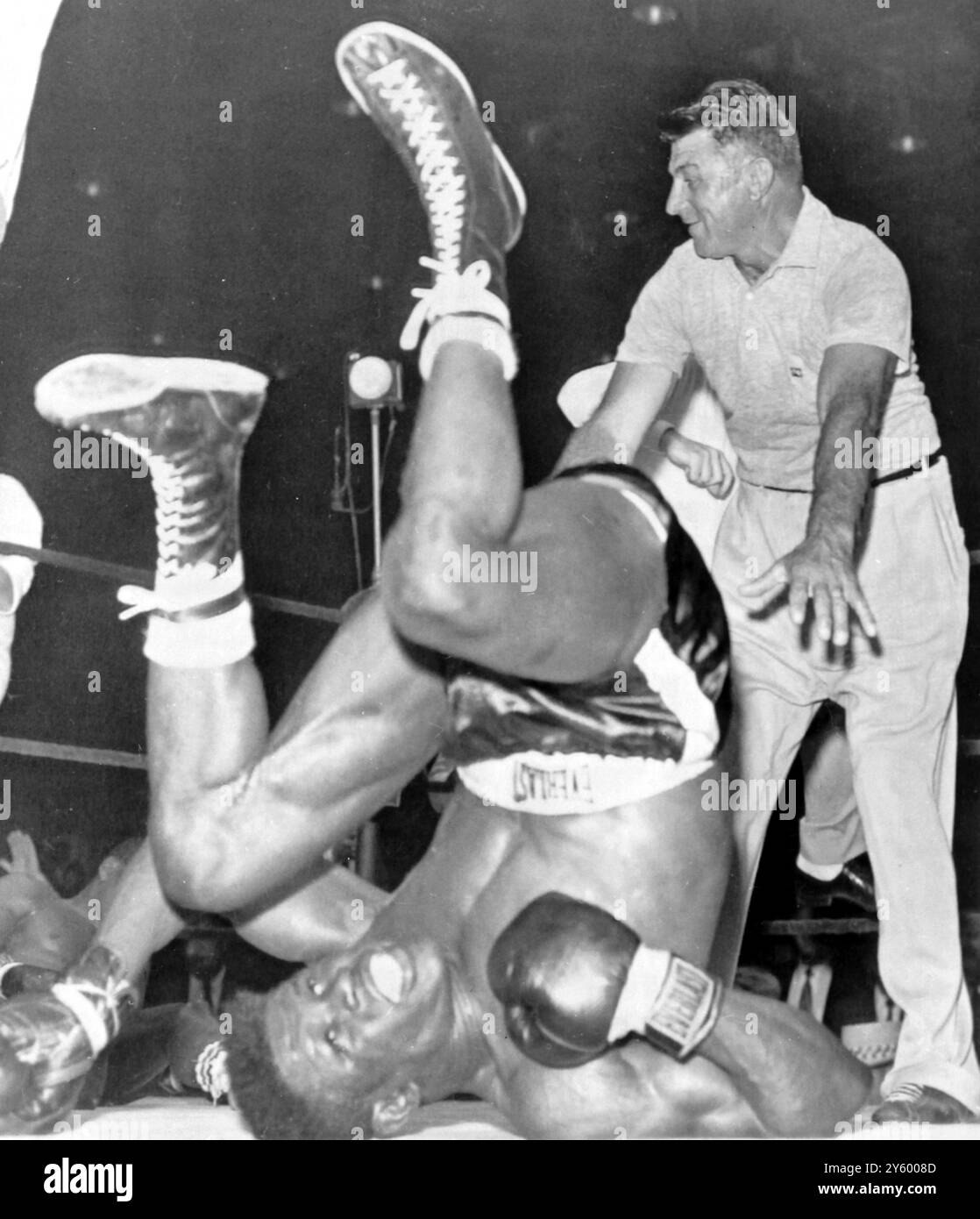 BOXER EMILE GRIFFITH WÄHREND EINES KAMPFES MIT BENNY PARET IN MIAMI BEACH, USA 3. APRIL 1961 Stockfoto