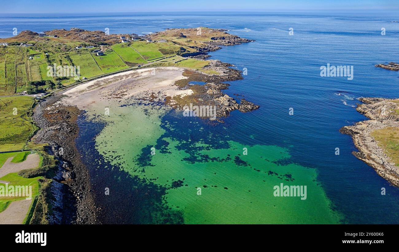 Scourie Nordwestküste Schottlands im Spätsommer die Bucht blau grün Meer croft Häuser und Felder Stockfoto