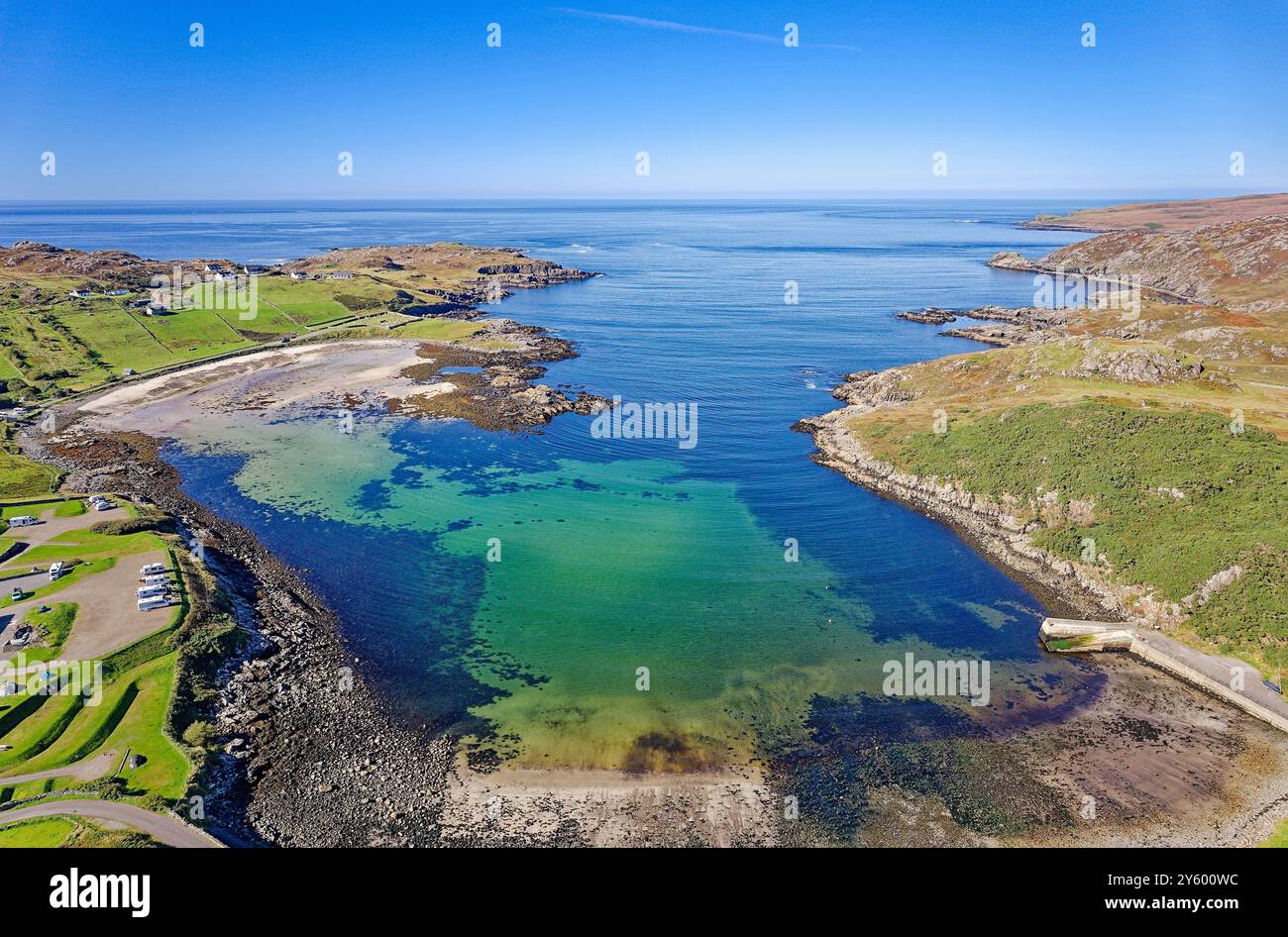 Scourie Nordwestküste Schottlands im Spätsommer die Bucht blau grün mit Sand und Steinstränden Stockfoto