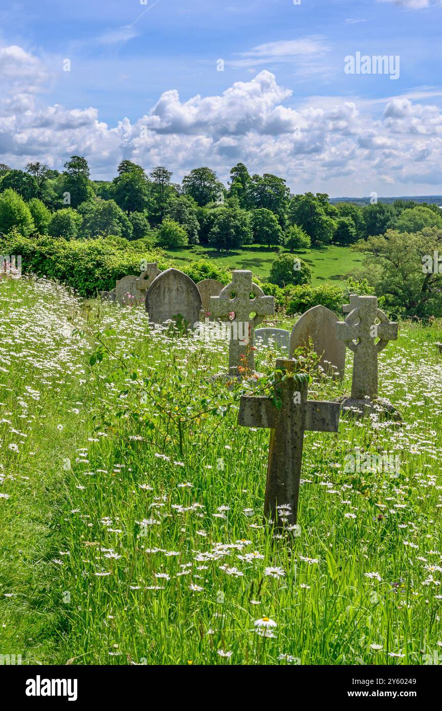 Boughton Monchelsea Village, Kent, Großbritannien. Kirchhof der St. Peter's Church mit Blick nach Osten auf den Hirschpark und den Weald of Kent Stockfoto