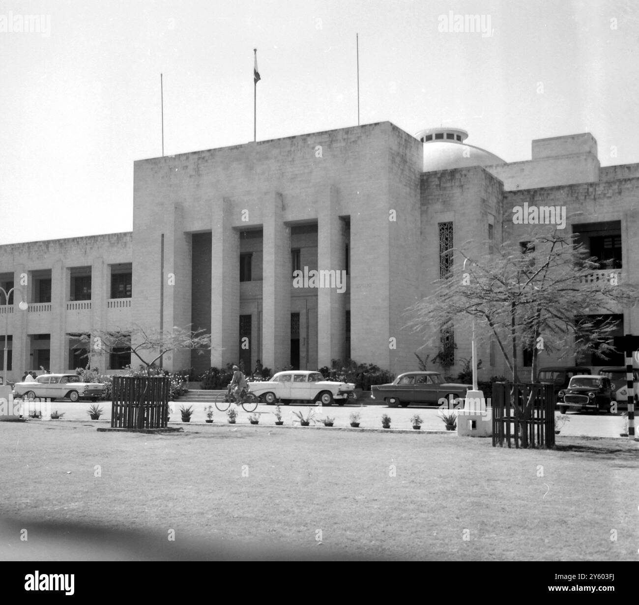 GEBÄUDE VON KARACHI, PAKISTAN – REGIERUNGSVERSAMMLUNG 13. MÄRZ 1961 Stockfoto