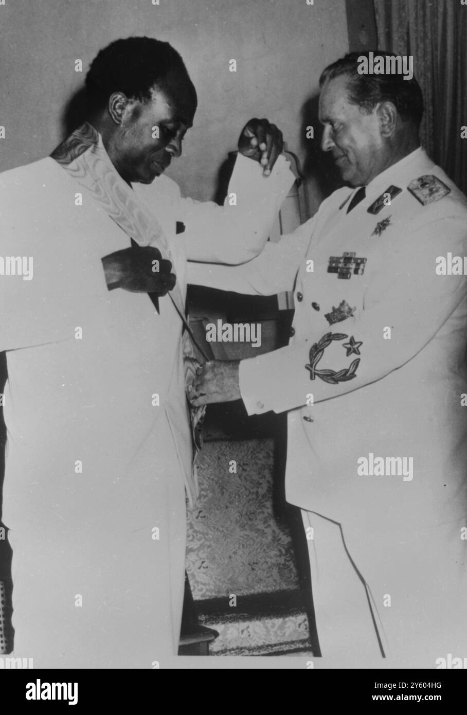 PRÄSIDENT VON JUGOSLAWIEN TITO SCHMÜCKT PRÄSIDENT VON GHANA NKRUMAH / 6. MÄRZ 1961 Stockfoto