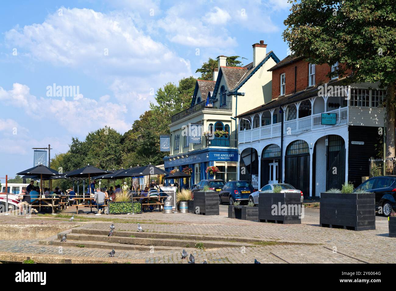 Das Anglers Public House am Flussufer in Walton an der Themse an einem sonnigen Sommertag Surrey England UK Stockfoto