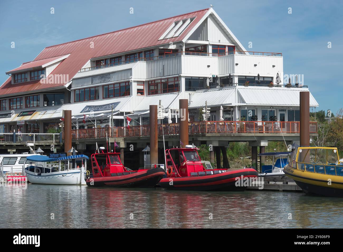 Blue Canoe Waterfront Restaurant – ein Fischrestaurant mit Tierkreisbooten vor der Tür in Steveston, British Columbia, Kanada. 16./24. September. Stockfoto