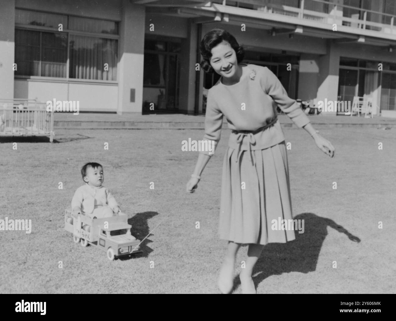 PRINZ HIRO VON JAPAN, DER VON SEINER MUTTER UNTERSTÜTZT WURDE, MACHT SEINEN ERSTEN SCHRITT AM 20. FEBRUAR 1961 Stockfoto