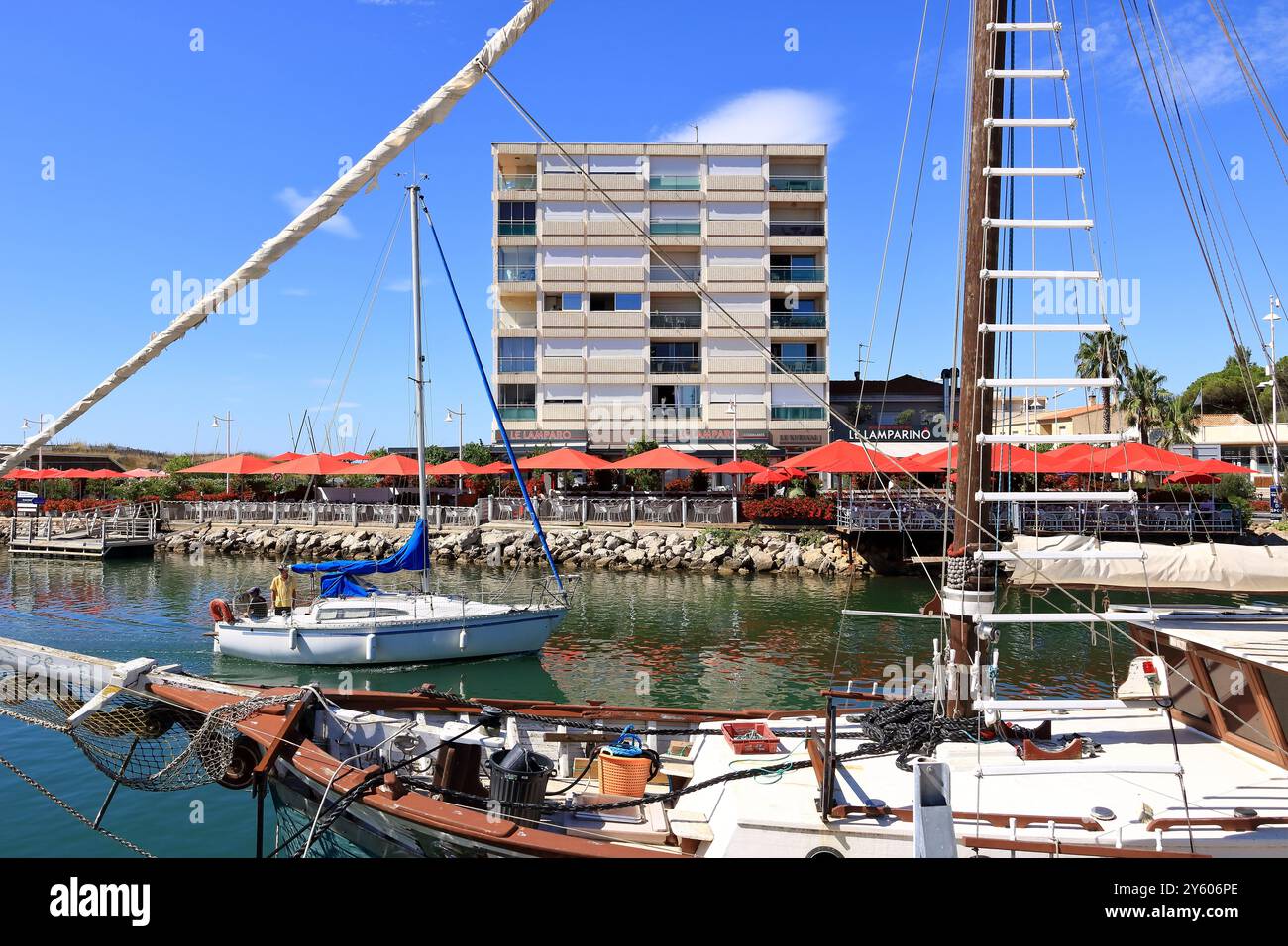 Carnon, Palavas-les-Flots, Montpellier in Frankreich - 25. August 2024: marina bei Montpellier mit vielen Booten auf dem Wasser Stockfoto