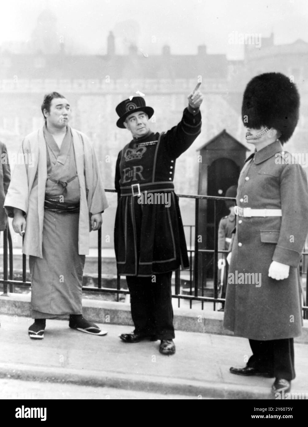 DER JAPANISCHE SUMO-WRESTLING-CHAMPION KASHIWADO BESUCHT DEN TOWER OF LONDON / 15. FEBRUAR 1961 Stockfoto