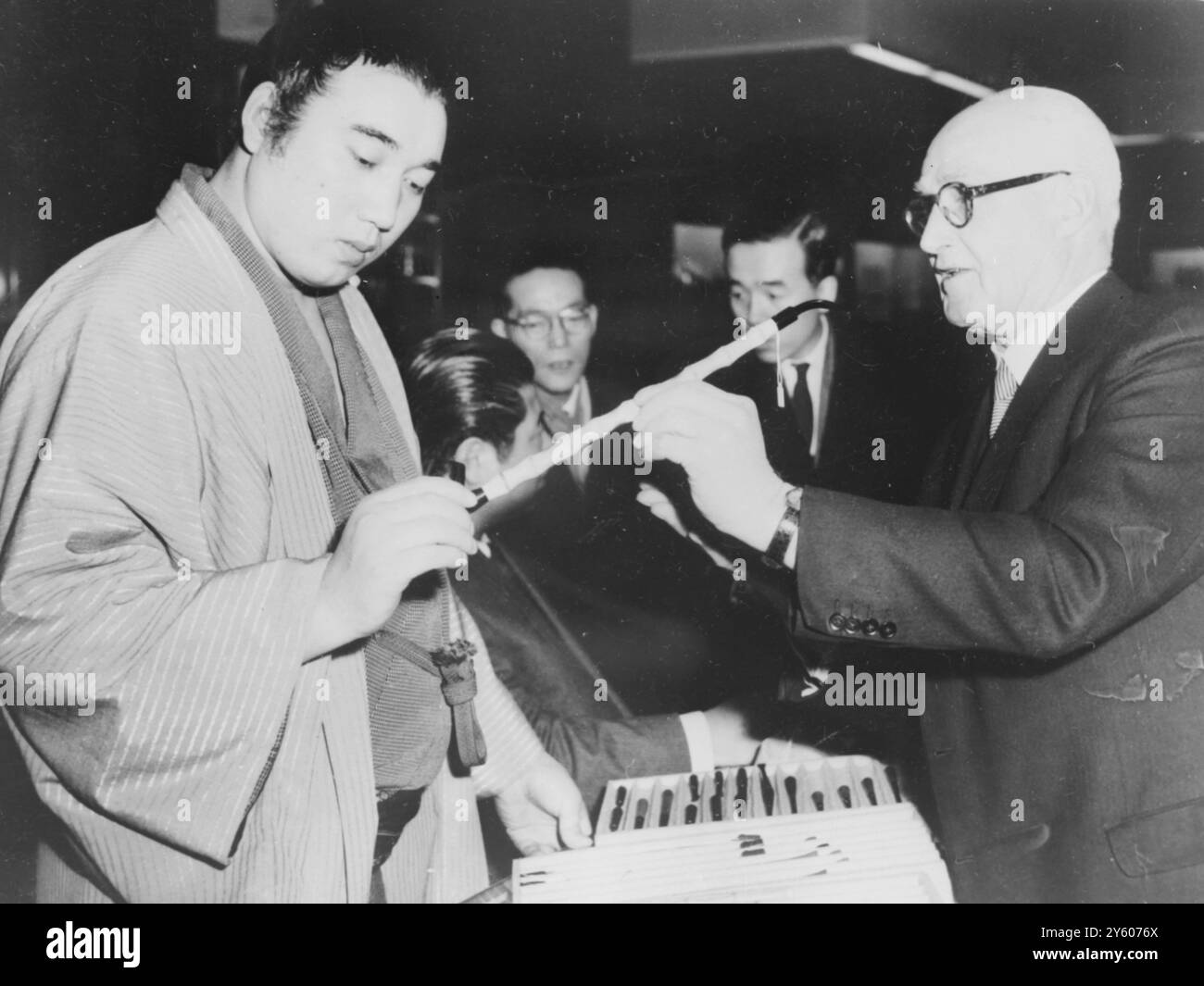 DER JAPANISCHE SUMO-WRESTLING-CHAMPION KASHIWADO MIT DEM ZWEITER TOCHINISHIKI IN LONDON PICCADILLY / 15. FEBRUAR 1961 Stockfoto