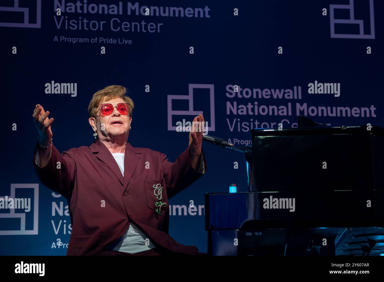 NEW YORK, USA - 28. Juni 2024 - Elton John tritt bei der Eröffnungszeremonie des Stonewall National Monument Visitor Center auf, Freitag, 28. Juni 2024, i Stockfoto