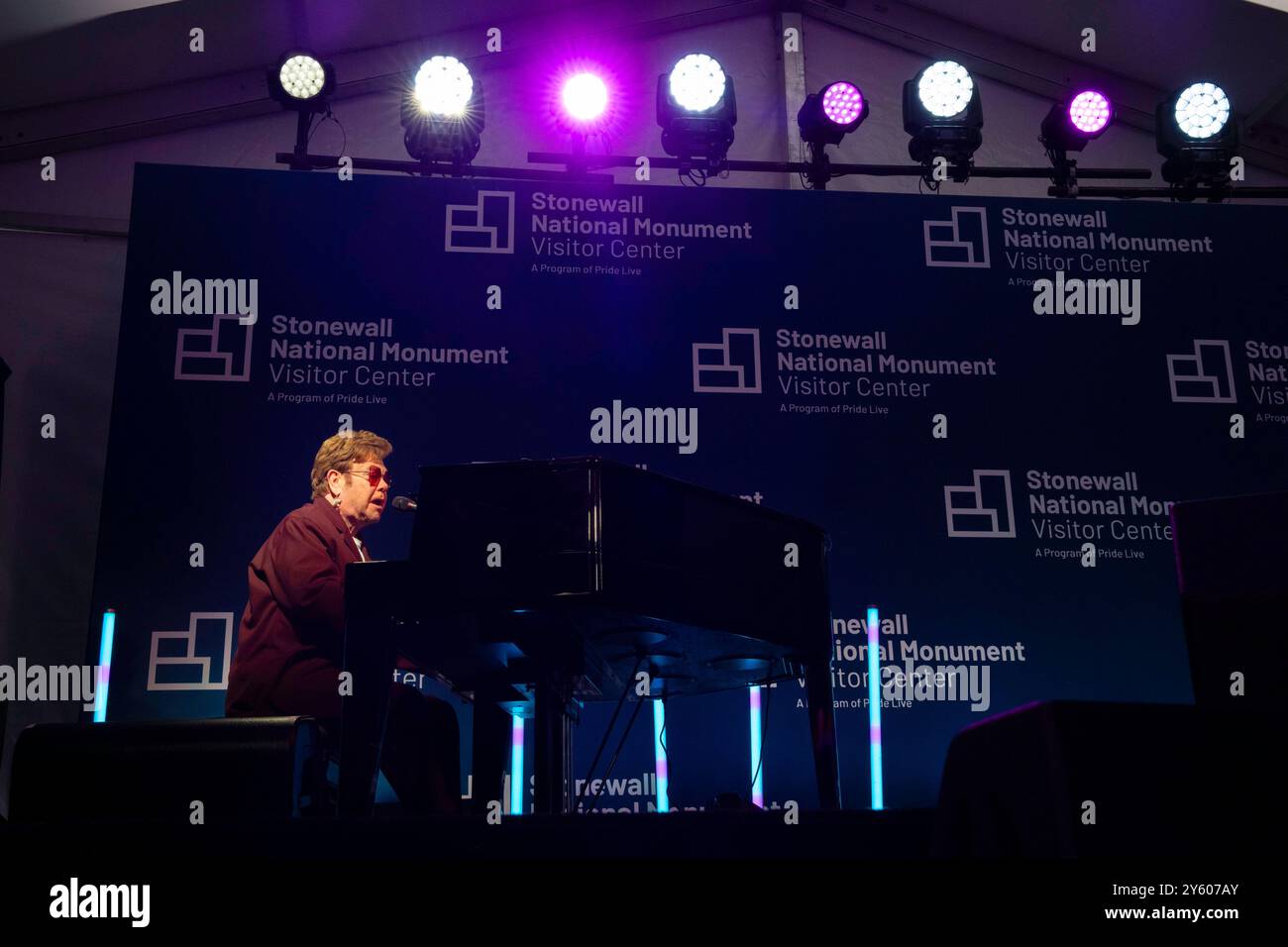 NEW YORK, USA - 28. Juni 2024 - Elton John tritt bei der Eröffnungszeremonie des Stonewall National Monument Visitor Center auf, Freitag, 28. Juni 2024, i Stockfoto