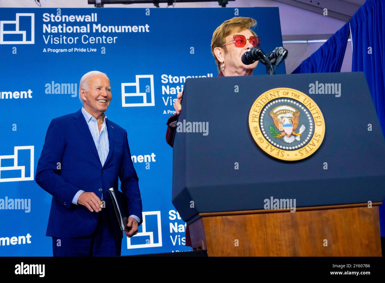 NEW YORK, USA - 28. Juni 2024 - US-Präsident Joe Biden hört Elton John bei der Eröffnungszeremonie des Stonewall National Monumen zu Stockfoto