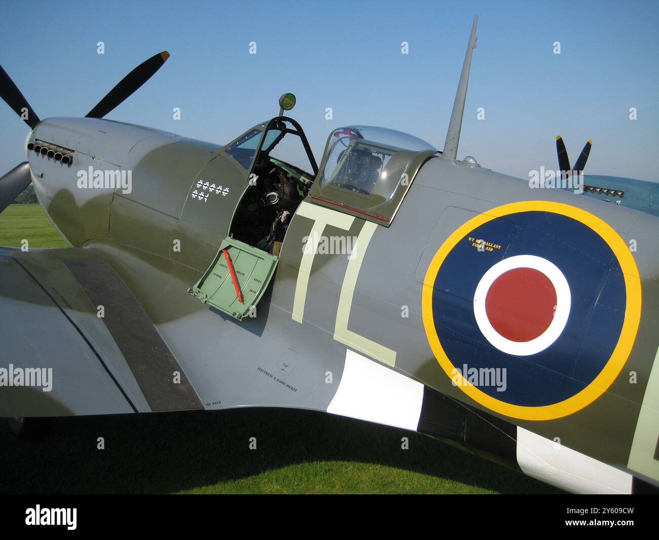 Eine Nahaufnahme eines Oldtimer-Militärflugzeugs mit geöffnetem Cockpit während des jährlichen Goodwood Revival auf dem Goodwood Aerodrome außerhalb von Chichester, West Sussex Stockfoto