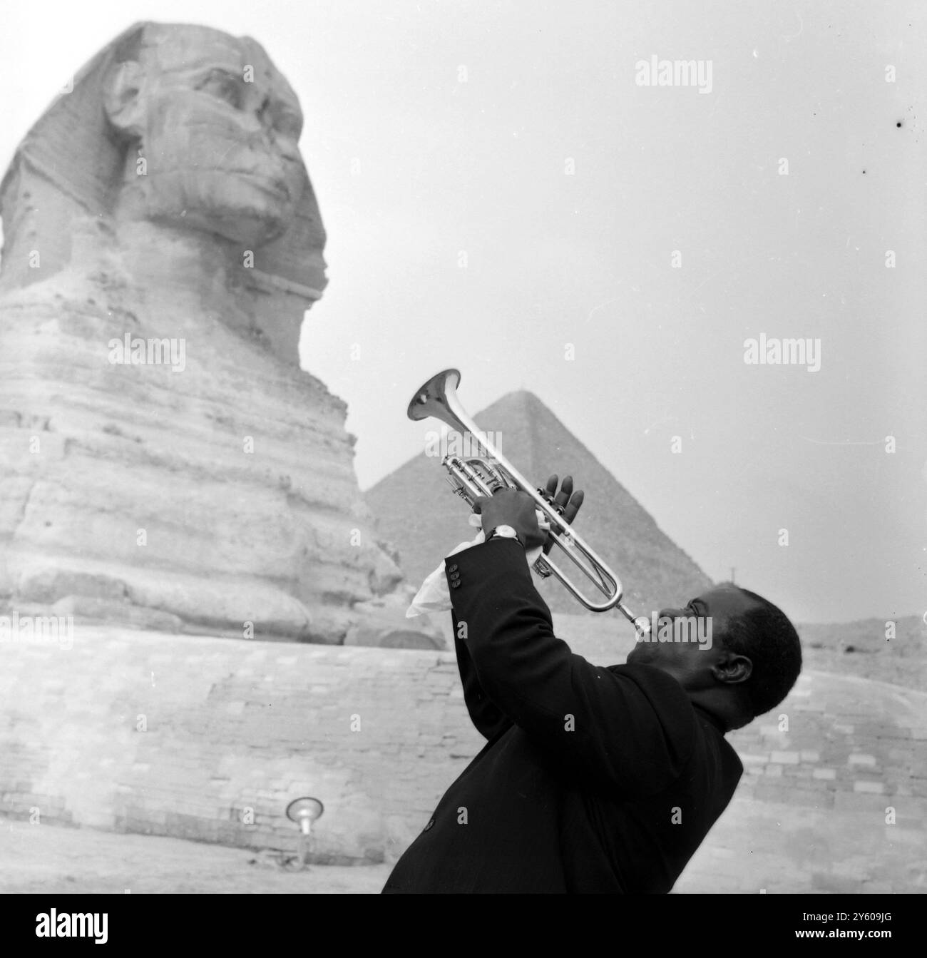 LOUIS ARMSTRONG SPIELT TROMPETE VOR DER SPHINX IN ÄGYPTEN AM 31. JANUAR 1961 Stockfoto