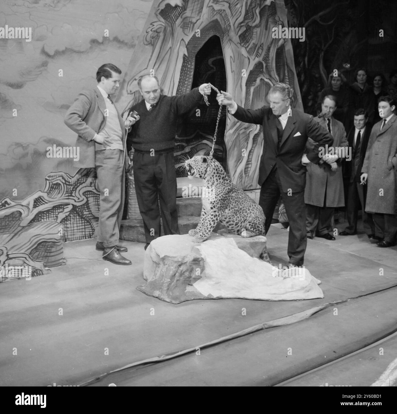 CHARLES CRAIG OPERNSÄNGER MIT LEOPARD/ 19. JANUAR 1961 Stockfoto