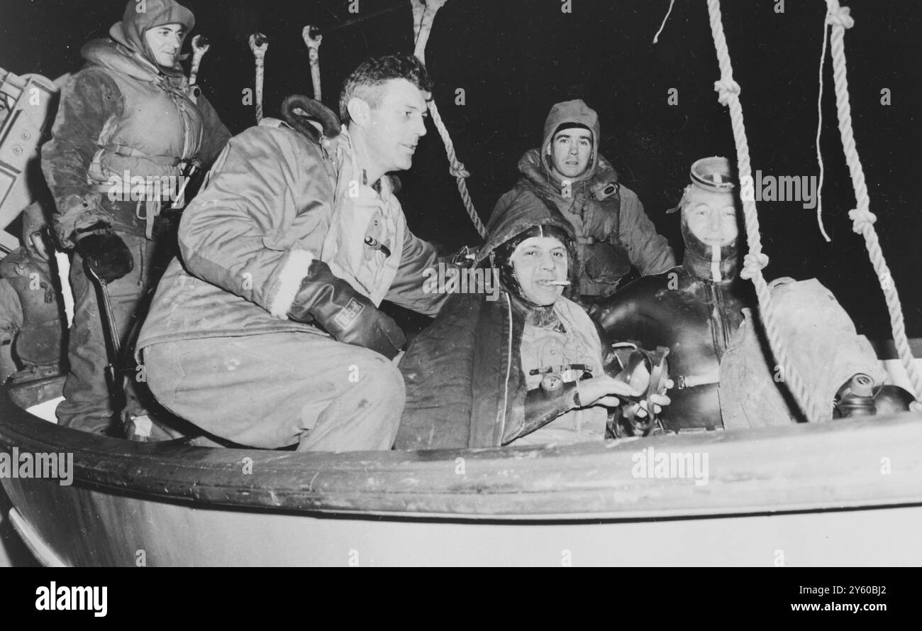 DER RADAR TOWER SANK AM 17. JANUAR 1961 IM ATLANTIC JAMES CAHILL DIVER MIT BOOTEN Stockfoto