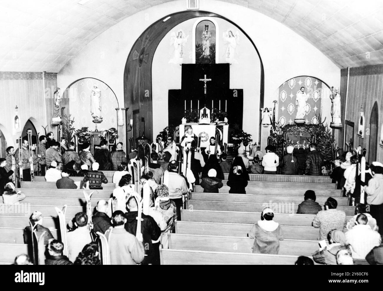 RELIGIONSSEGNUNG DER SKIER UNSERER DAME VON DER BERGKIRCHE 12. JANUAR 1961 Stockfoto