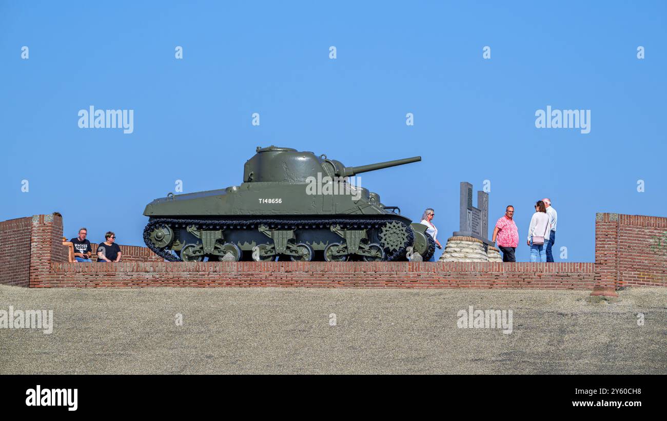 WW2 M4 Sherman Tank auf Deich als Gedenkstätte für die Befreiung des Dorfes während des Zweiten Weltkriegs in Westkapelle, Veere, Insel Walcheren, Zeeland, Niederlande Stockfoto